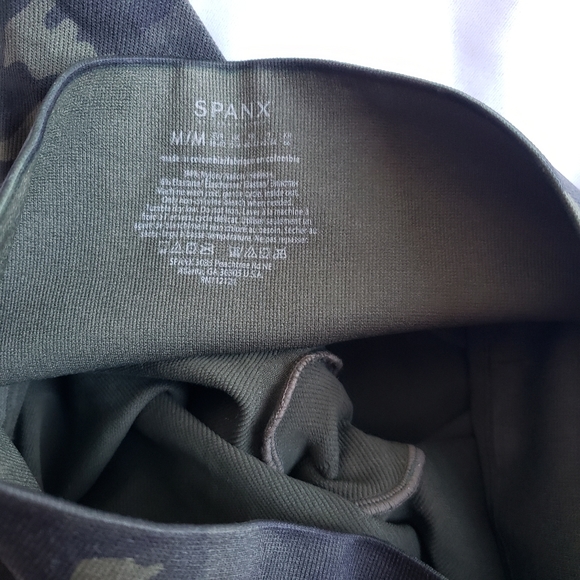 Look At Me Now Seamless Legging in Green Camo SPANX Medium high rise olive - Picture 8 of 8